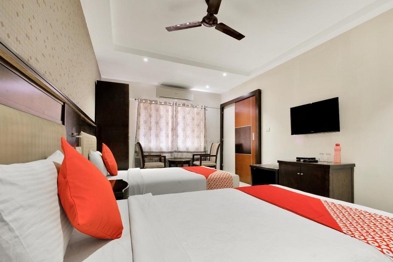 Hotel Capital O Rudra Grand Near Kondapur X Road Exterior foto