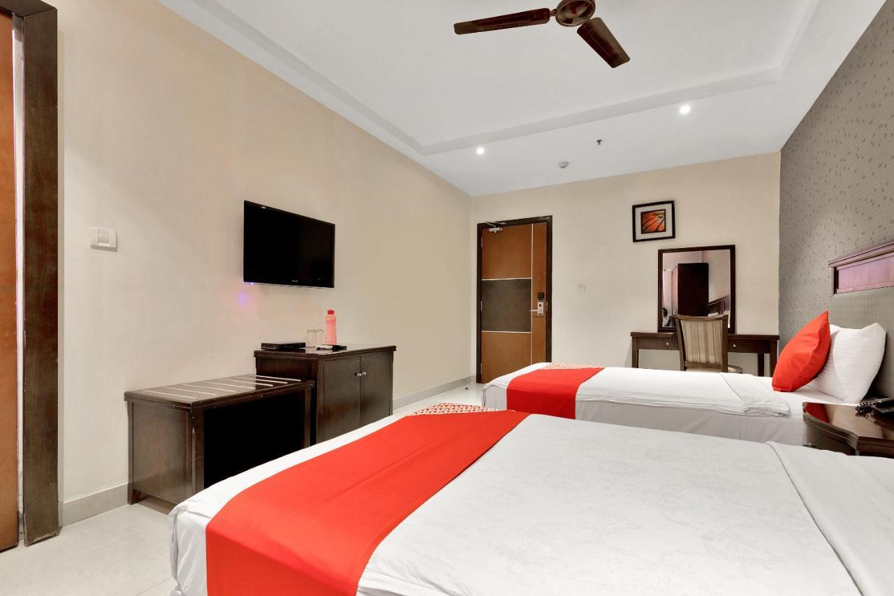 Hotel Capital O Rudra Grand Near Kondapur X Road Exterior foto
