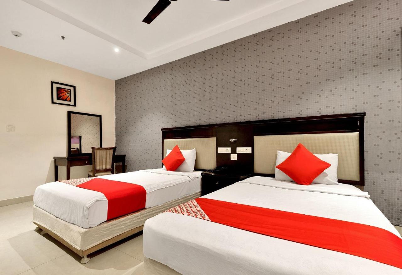 Hotel Capital O Rudra Grand Near Kondapur X Road Exterior foto