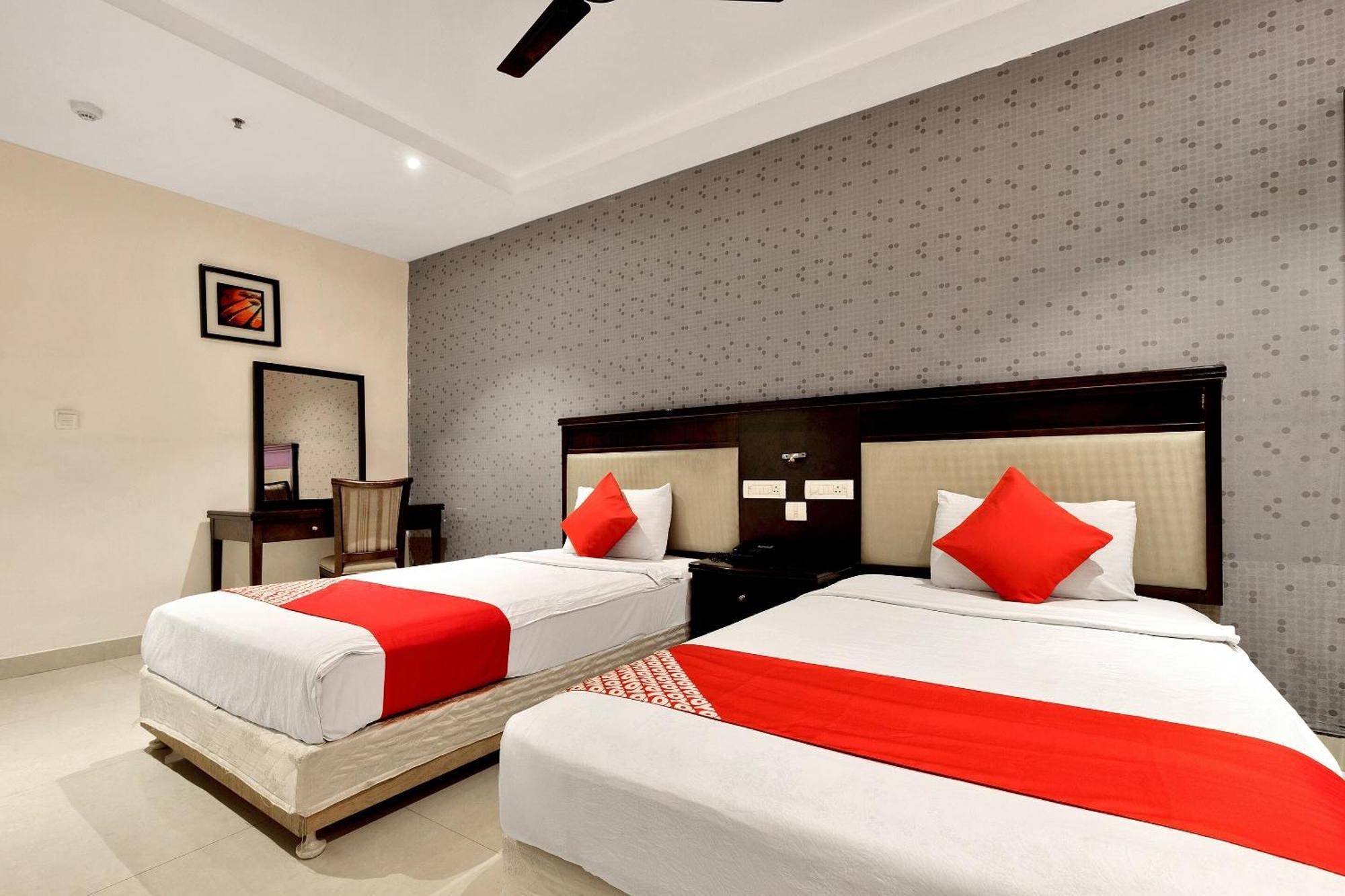Hotel Capital O Rudra Grand Near Kondapur X Road Exterior foto