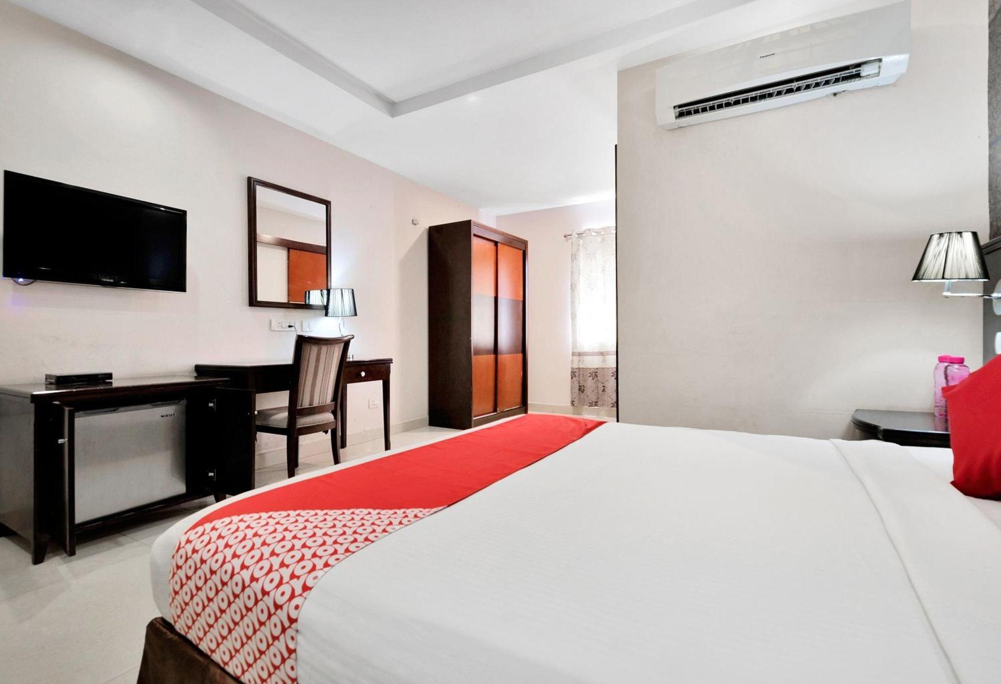Hotel Capital O Rudra Grand Near Kondapur X Road Exterior foto