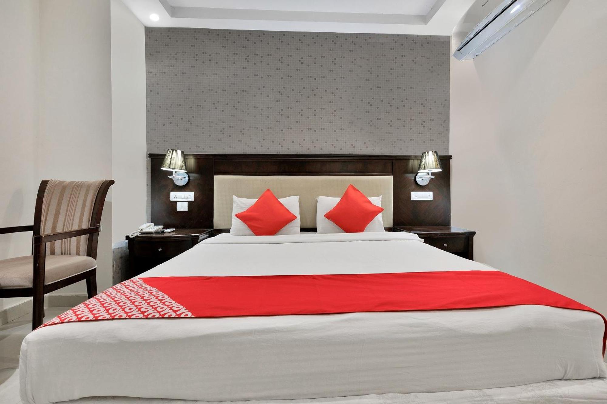 Hotel Capital O Rudra Grand Near Kondapur X Road Exterior foto