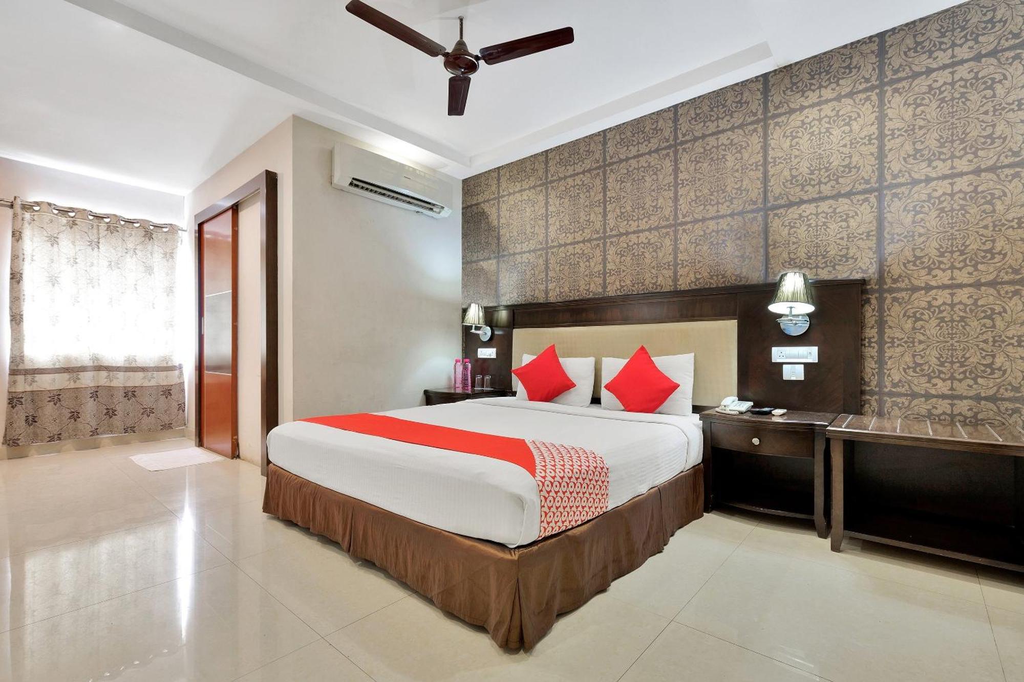 Hotel Capital O Rudra Grand Near Kondapur X Road Exterior foto